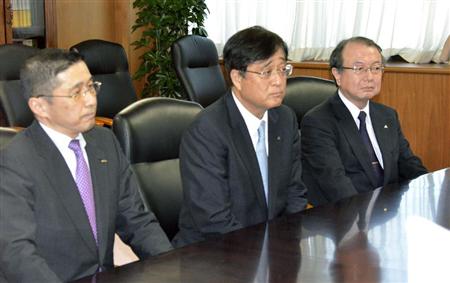 資本業務提携の合意を林経産相に報告する日産自動車の西川広人副会長、三菱自動車の益子修会長ら（左から）＝１３日午後、経産省