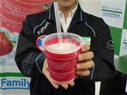 ファミマが夏季限定で発売する「ストロベリーフラッペ」