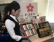 三越伊勢丹ホールディングスでは、国産素材にこだわった菓子などを取りそろえ、友人用や自分用の需要取り込みを図る＝１３日、東京都中央区の三越日本橋本店（永田岳彦撮影）