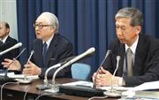 平成２８年３月期決算について説明する日本郵政の長門正貢社長（左）＝１３日、東京都千代田区（大坪玲央撮影）
