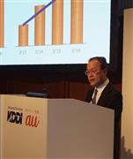 ２０１６年３月期決算会見で、業績を説明するＫＤＤＩ田中孝司社長＝１２日、東京都千代田区