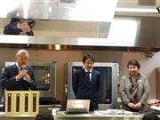 力石寛夫氏（左）に紹介される、唐橋裕幸ほまれ酒造社長（中）と筆者