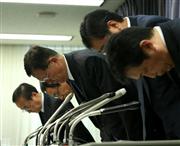 空港施設工事のデータ改ざんについての会見で頭を下げる東亜建設工業の（手前から）高瀬和彦・土木事業本部土木部長、末冨龍副社長、松尾正臣社長、池田正人専務、守分敦郎常務＝１３日午後、東京都千代田区（福島範和撮影）