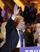 集会で支持者に手を振るトランプ氏（ＵＰＩ＝共同）