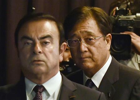 資本提携の記者会見で相乗効果を強調した日産自動車のカルロス・ゴーン社長（手前）と三菱自動車の益子修会長＝１２日