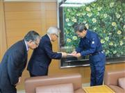 全日遊連は４月２２日に熊本県の蒲島郁夫知事に目録を手渡した（写真は同組合ＨＰから）