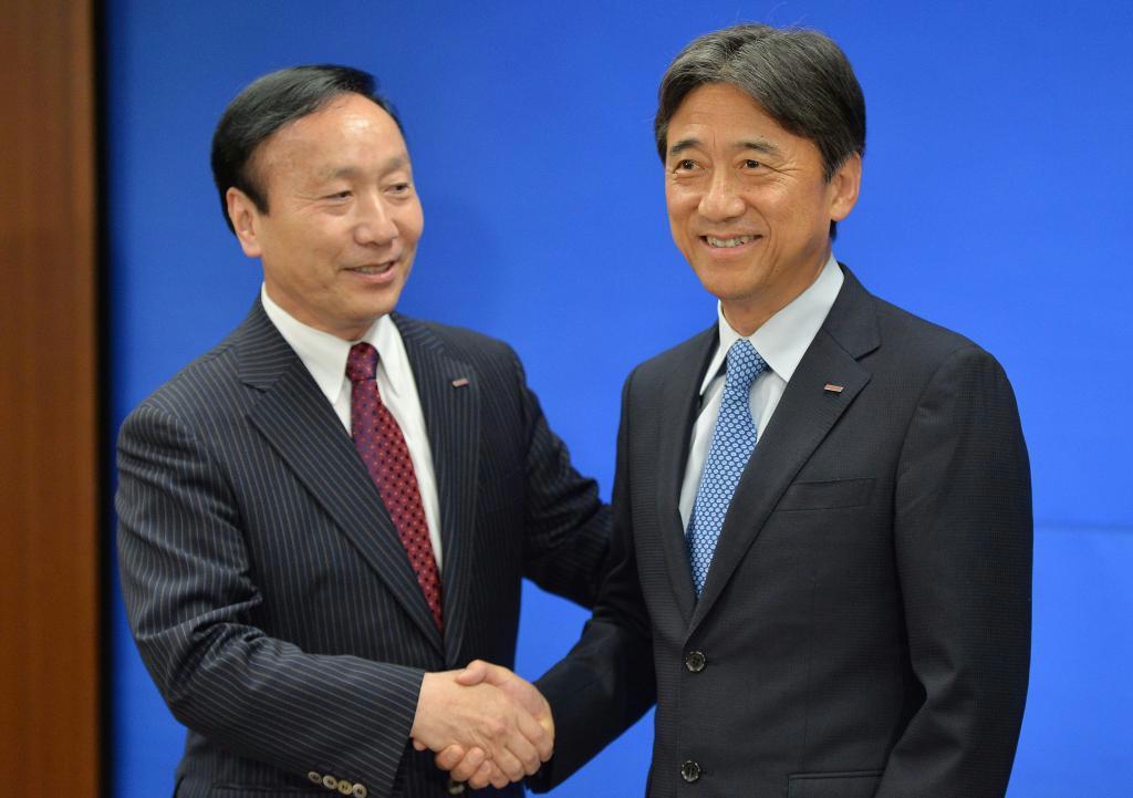 ＮＴＴドコモの新社長に昇格する吉沢和弘副社長（右）と加藤薫社長＝１３日午後、東京都千代田区大手町