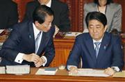 ２０１６年度補正予算案の審議入りをした１３日の衆院本会議の開会前に安倍首相（右）と話す麻生財務相