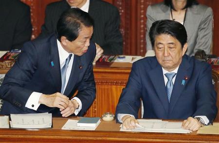 ２０１６年度補正予算案の審議入りをした１３日の衆院本会議の開会前に安倍首相（右）と話す麻生財務相