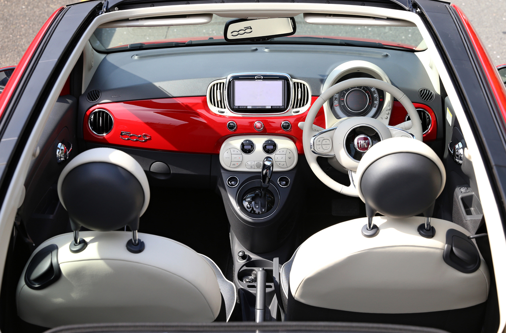 幌を全開にしたフィアット「５００Ｃ」。内装がとってもオシャレ！