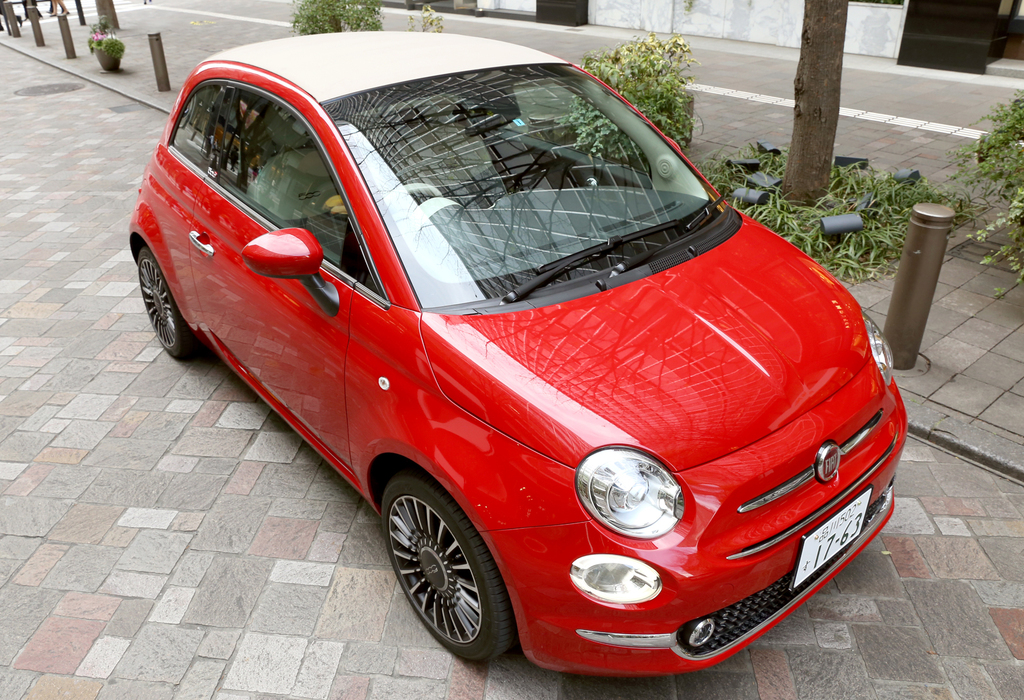 ルーフを閉じたフィアット「５００Ｃ」
