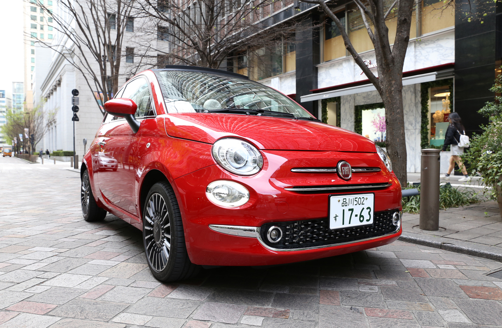 つぶらなヘッドランプは健在。フィアット「５００Ｃ」