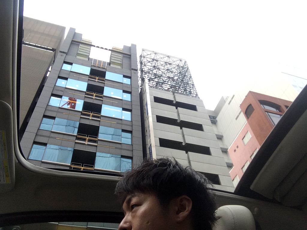 ルーフを開けると背の高いビルだって見えちゃう。大手町で空を見上げたら、サンケイビルが見えた時はちょっとテンション上がりました