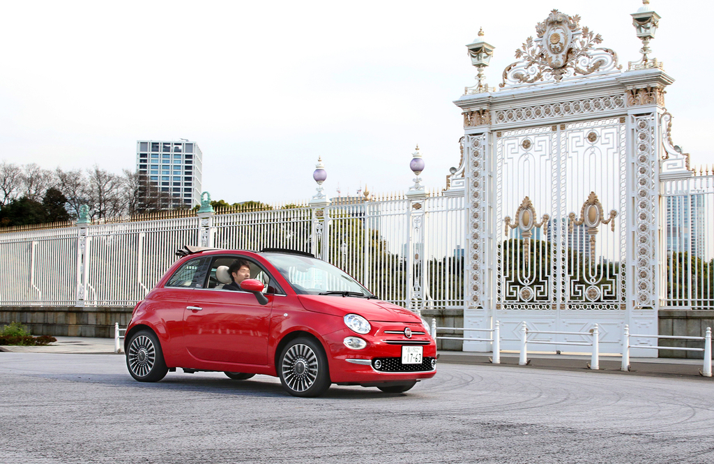 迎賓館の前を走るフィアット「５００Ｃ」