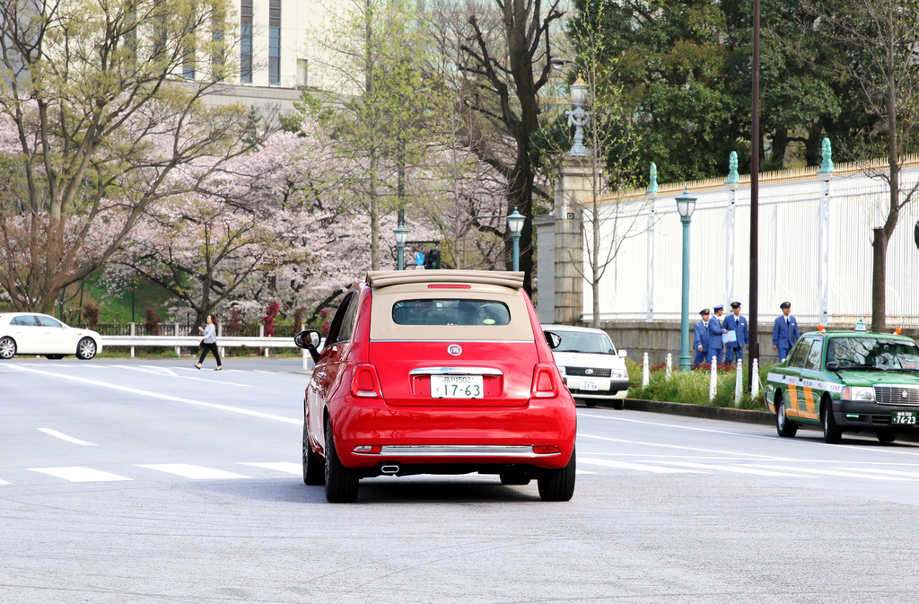 迎賓館の前を走るフィアット「５００Ｃ」