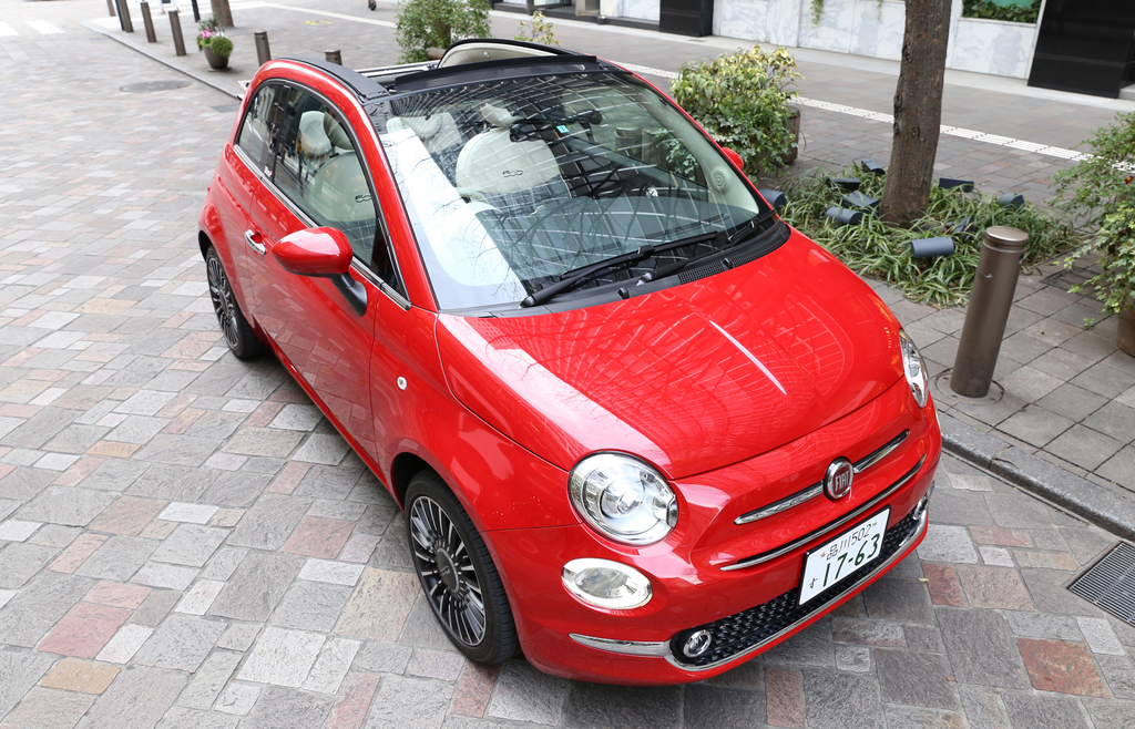 幌を全開にしたフィアット「５００Ｃ」