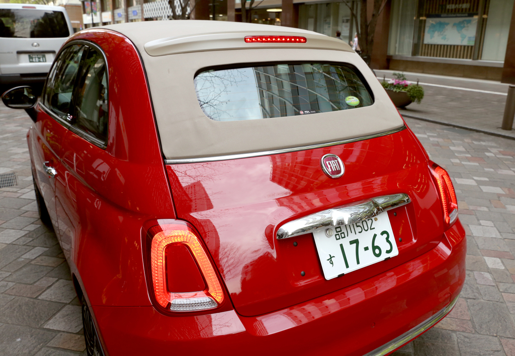 幌を閉めた状態。ＬＥＤリヤコンビネーションランプが鮮やか