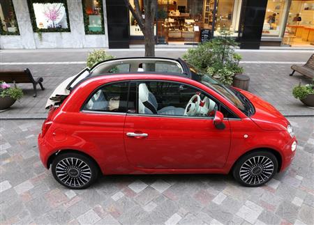 幌を全開にしたフィアット「５００Ｃ」