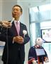ＩＴを活用した新型店舗で、人型ロボット「Ｐｅｐｐｅｒ」の横で取材に応じるみずほ銀行の林信秀頭取＝１６日午前、東京・丸の内
