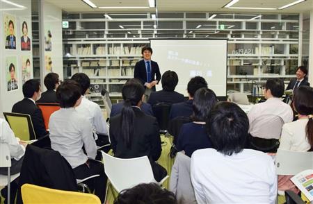 「アイエスエイプラン」でリーダーに選ばれ、今年度の指導方針を同僚に説明する男性社員＝４月下旬、東京都中央区