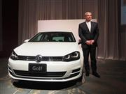 斜め後ろを走る車両を検知する機能を追加した「ゴルフ」の上級モデルを披露するフォルクスワーゲングループジャパンのティル・シェア社長＝１７日、東京都千代田区丸の内のパレスホテル（会田聡撮影）