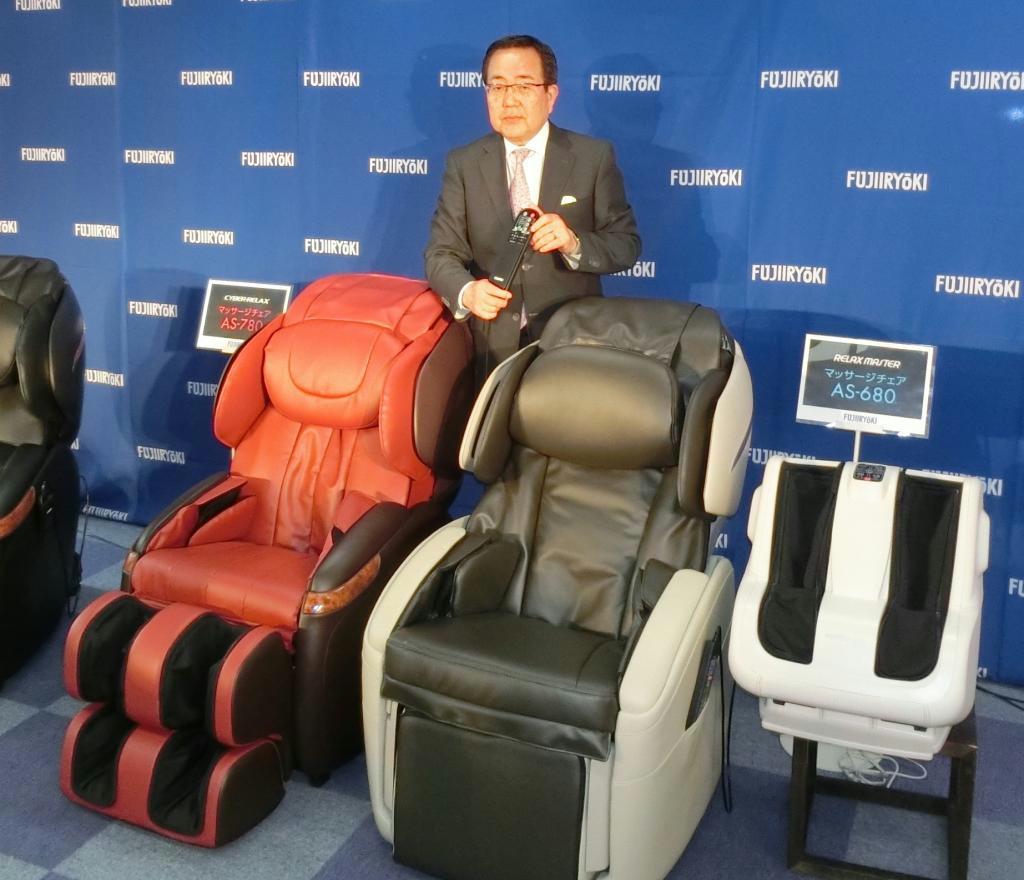 「サイバーリラックスマッサージチェアＡＳ－７８０」（左）と、「リラックスマスターマッサージチェアＡＳ－６８０」