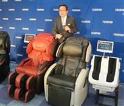 「サイバーリラックスマッサージチェアＡＳ－７８０」（左）と、「リラックスマスターマッサージチェアＡＳ－６８０」