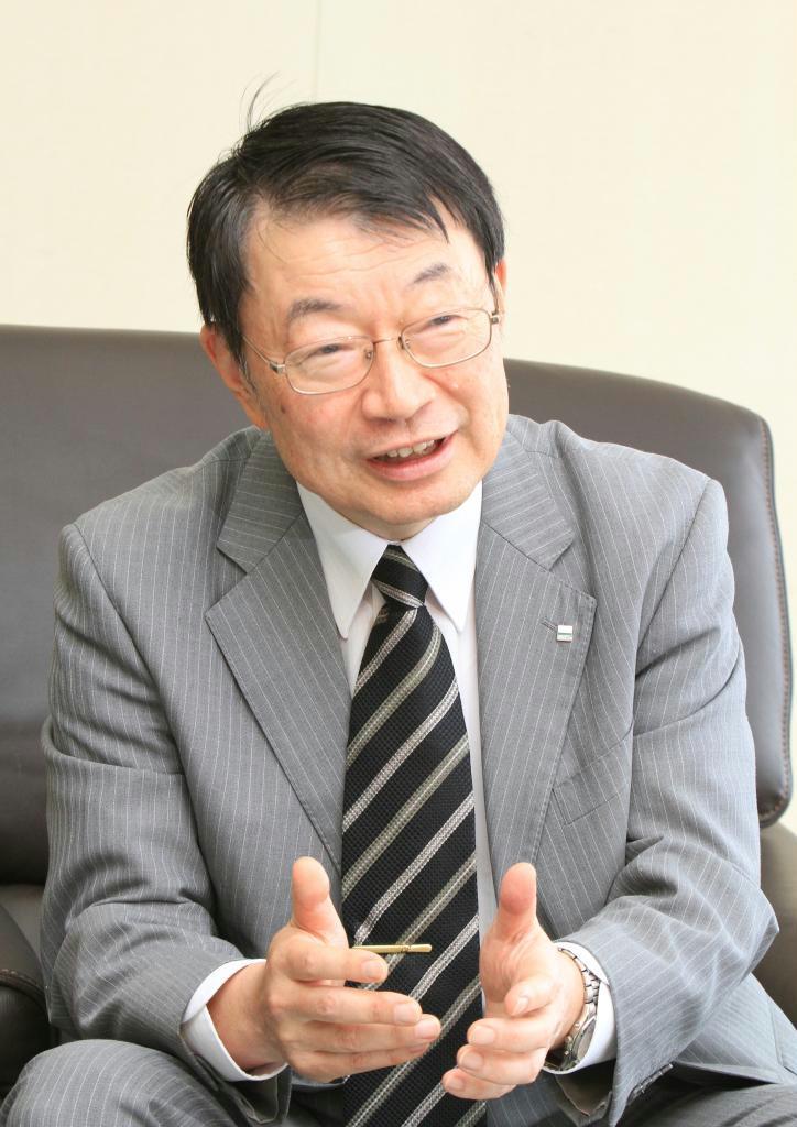 インタビューに答えるセコムの中山泰男社長＝１６日、東京都渋谷区