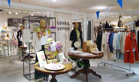 色鮮やかでスタイリッシュな服飾品が並ぶ阪急百貨店梅田本店内の「Ｌｏｖｅ＆ｓｅｎｓｅ」＝大阪市