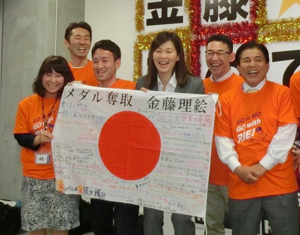 フットマーク社員から激励されるリオデジャネイロ五輪出場を決めた金藤理絵選手（左から４人目）＝東京都墨田区