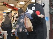 東京・銀座熊本館にサプライズで登場し、来店者と抱き合う「くまモン」＝１７日午前