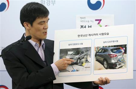日産自動車による「排ガス不正」を指摘する韓国環境省の担当者＝１６日（ＡＰ）