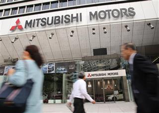 東京都港区の三菱自動車本社のショールーム＝４月２２日、東京都港区（早坂洋祐撮影）