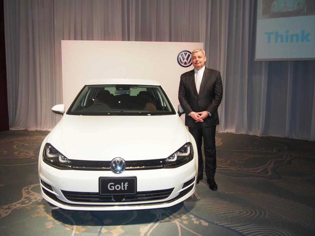 ゴルフの上級モデルを披露するフォルクスワーゲングループジャパンのティル・シェア社長＝１７日、東京都千代田区