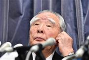 会見で説明するスズキの鈴木修会長＝１８日午後、東京都千代田区の国交省（宮崎瑞穂撮影）