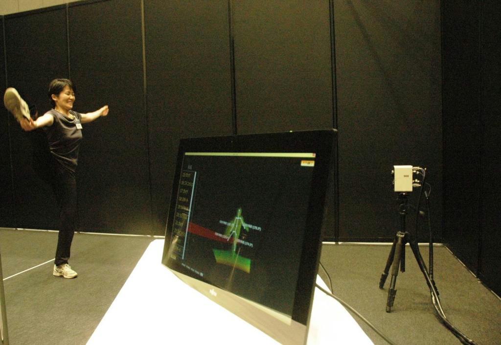 富士通が「富士通フォーラム２０１６」の内覧会で公開した３Ｄレーザーセンサー技術。体操選手の体の動きを立体的にとらえ、競技の判定をサポートする＝１７日、東京都千代田区
