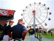 コボスタ宮城に完成した「スマイルグリコパーク」を練習前に見学する楽天の選手たち＝３日、仙台市