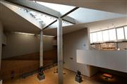 国立西洋美術館の１階には、特徴的なスロープと三角形の明かり取りの窓が設計されている＝東京都台東区（寺河内美奈撮影）