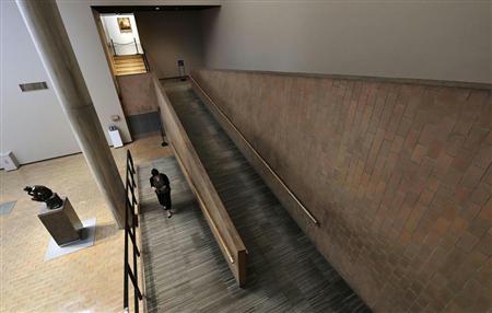 国立西洋美術館本館の２階に上がるスロープ＝台東区
