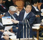 参院予算委で答弁する安倍晋三首相＝１７日午前