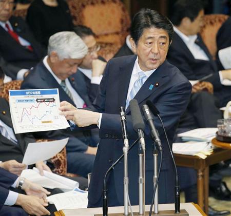 参院予算委で答弁する安倍晋三首相＝１７日午前