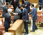 国家基本政策委員会合同審査会を終え、握手する民進党・岡田克也氏(左)と安倍晋三首相＝１８日午後、国会・衆院第１委員室(山崎冬紘撮影)