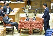 国家基本政策委員会合同審査会で討論する民進党・岡田克也氏(左)と安倍晋三首相＝１８日午後、国会・衆院第１委員室(山崎冬紘撮影)