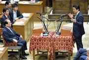国家基本政策委員会合同審査会で討論するおおさか維新の会・片山虎之助氏(左)と安倍晋三首相＝１８日午後、国会・衆院第１委員室(山崎冬紘撮影)