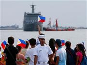 フィリピンの軍艦と海軍兵士＝１６日、マニラ（ＡＰ）