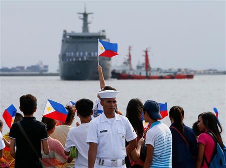 フィリピンの軍艦と海軍兵士＝１６日、マニラ（ＡＰ）