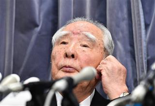 会見で説明するスズキの鈴木修会長＝１８日午後、東京都千代田区の国交省（宮崎瑞穂撮影）