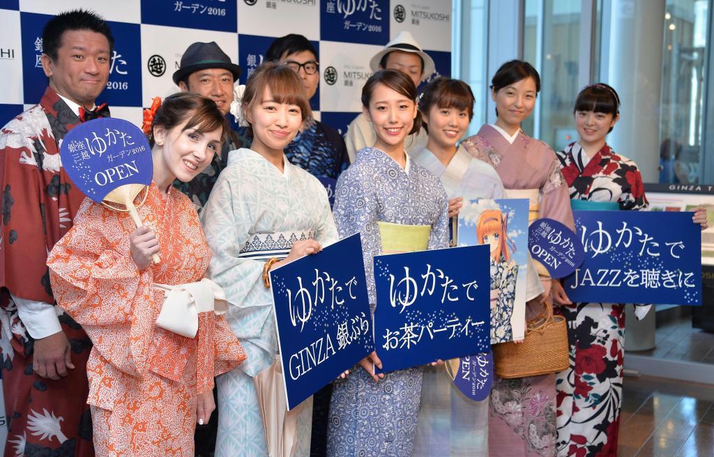 この日のために選抜された社員モデルの「Ｍガールズ」らが浴衣で顧客を出迎える＝１８日、東京都中央区の三越銀座店