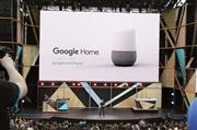 １８日、米カリフォルニア州マウンテンビューで開かれた「グーグルホーム」の発表会（共同）