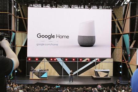 １８日、米カリフォルニア州マウンテンビューで開かれた「グーグルホーム」の発表会（共同）
